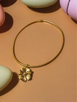 Kissmis Elegant Gold-Tone Floral Medallion Pendant Necklace